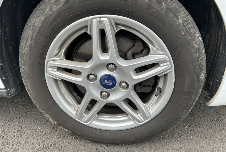 Ford Tourneo Courier Trend 1.0 l essence Distribution OK