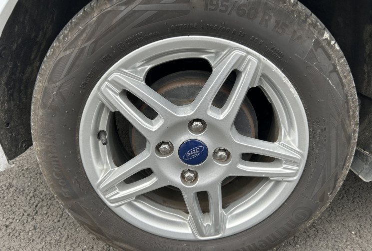 Ford Tourneo Courier Trend 1.0 l essence Distribution OK