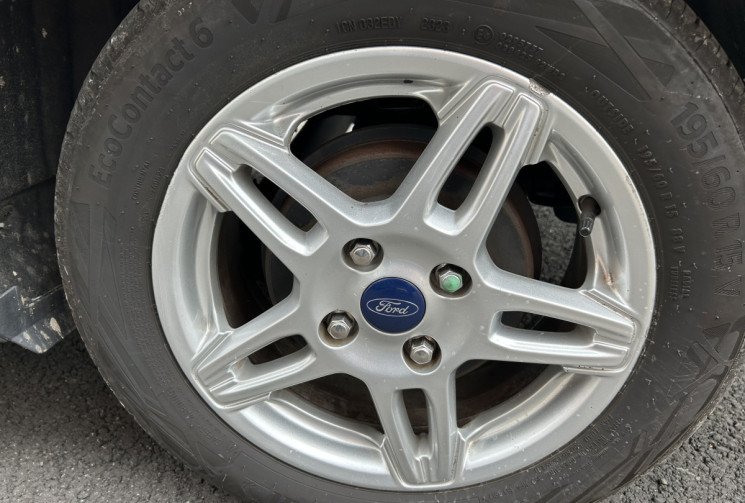 Ford Tourneo Courier Trend 1.0 l essence Distribution OK