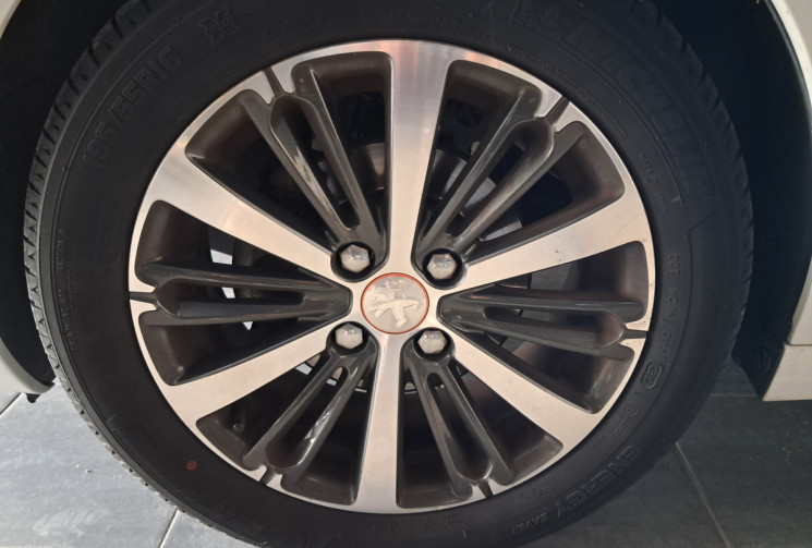 Peugeot 208  1.2 THP 110 ROLAND GARROS - 1ere main - TOPTIONS - TBE - SUIVI PEUGEOT - GARANTIE -