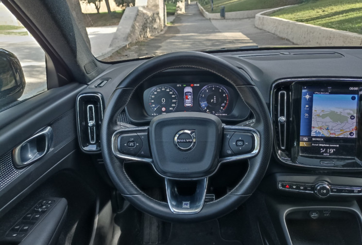 Volvo XC40 T3 163 CH R-DESIGN BVA8 - Toit Pano - Camera - Org France !