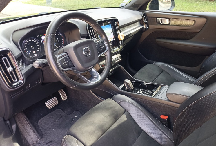 Volvo XC40 T3 163 CH R-DESIGN BVA8 - Toit Pano - Camera - Org France !
