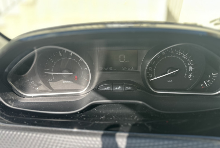 Peugeot 208 Phase 2 1.2 VTi 82 CH STYLE / 1ERE MAIN