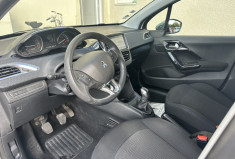 Peugeot 208 Phase 2 1.2 VTi 82 CH STYLE / 1ERE MAIN