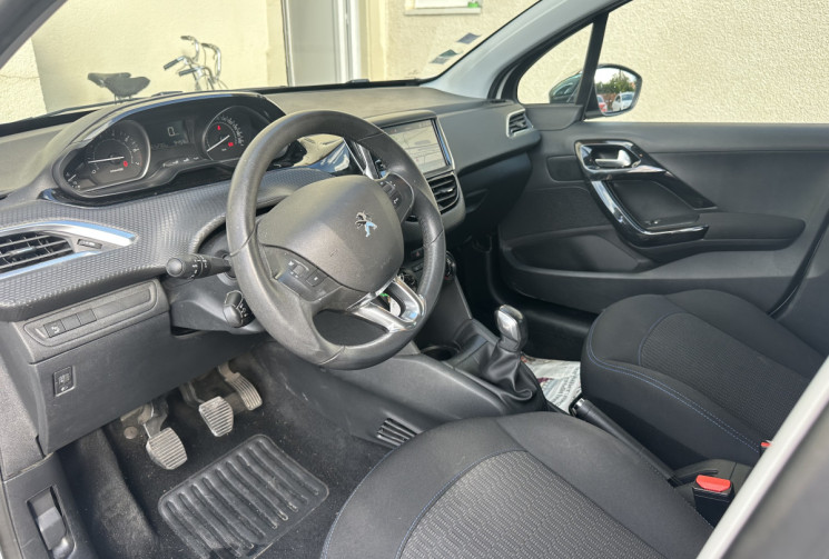 Peugeot 208 Phase 2 1.2 VTi 82 CH STYLE / 1ERE MAIN