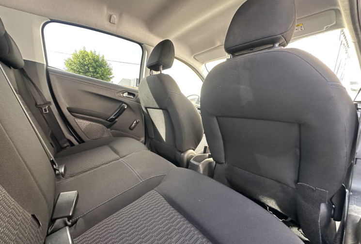 Peugeot 208 Phase 2 1.2 VTi 82 CH STYLE / 1ERE MAIN