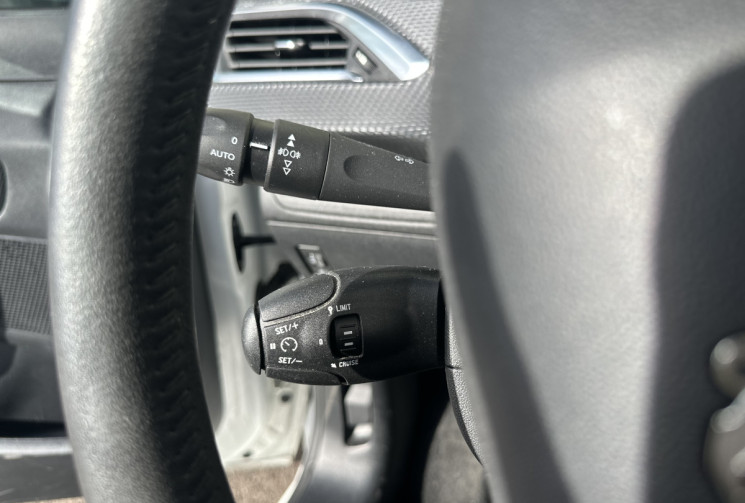 Peugeot 208 Phase 2 1.2 VTi 82 CH STYLE / 1ERE MAIN