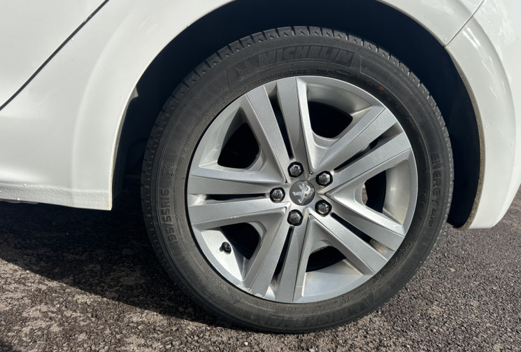 Peugeot 208 Phase 2 1.2 VTi 82 CH STYLE / 1ERE MAIN