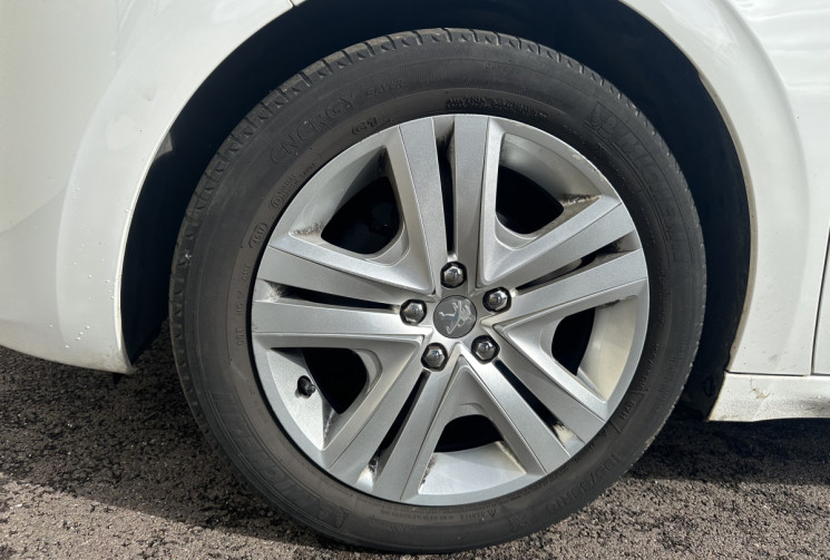 Peugeot 208 Phase 2 1.2 VTi 82 CH STYLE / 1ERE MAIN
