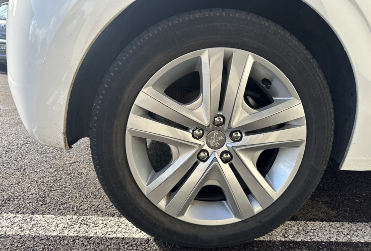 Peugeot 208 Phase 2 1.2 VTi 82 CH STYLE / 1ERE MAIN