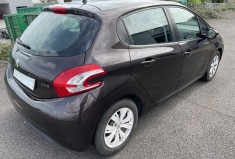 Peugeot 208 1.2 VTi 12 V 82 CV  Peugeot 208 1.2 VTi 12 V 82 CV