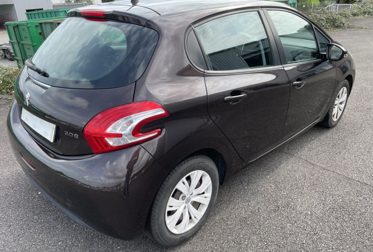 Peugeot 208 1.2 VTi 12 V 82 CV  Peugeot 208 1.2 VTi 12 V 82 CV