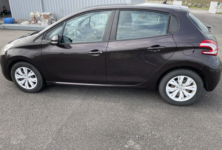 Peugeot 208 1.2 VTi 12 V 82 CV  Peugeot 208 1.2 VTi 12 V 82 CV