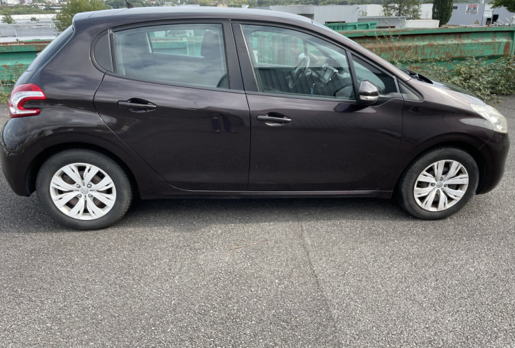 Peugeot 208 1.2 VTi 12 V 82 CV  Peugeot 208 1.2 VTi 12 V 82 CV