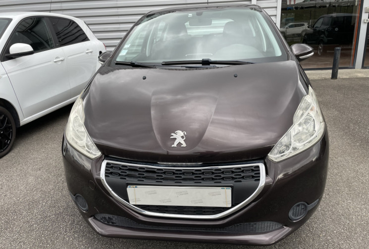 Peugeot 208 1.2 VTi 12 V 82 CV  Peugeot 208 1.2 VTi 12 V 82 CV