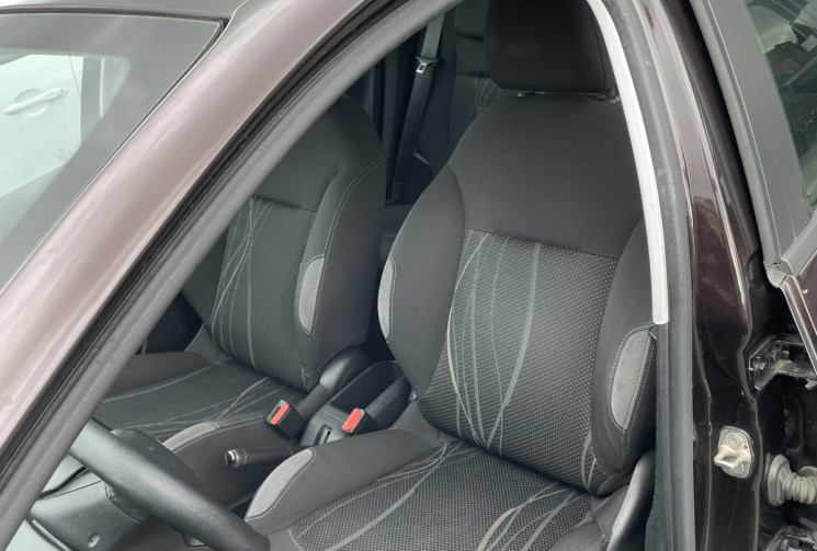 Peugeot 208 1.2 VTi 12 V 82 CV  Peugeot 208 1.2 VTi 12 V 82 CV