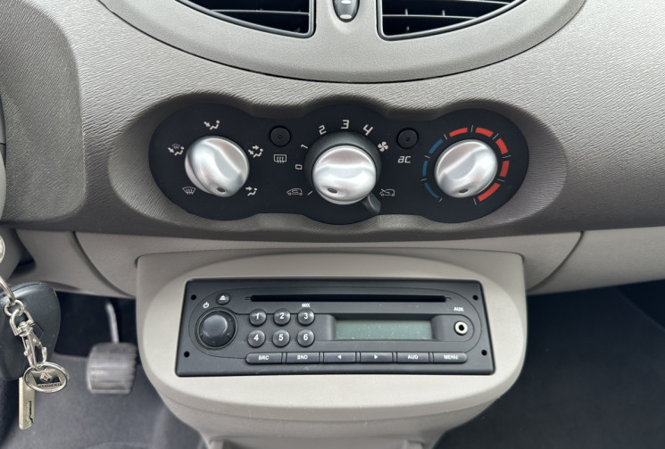 Renault Twingo II 1.2 i Quickshift 75 CV BOITE AUTO -- FAIBLE KM 