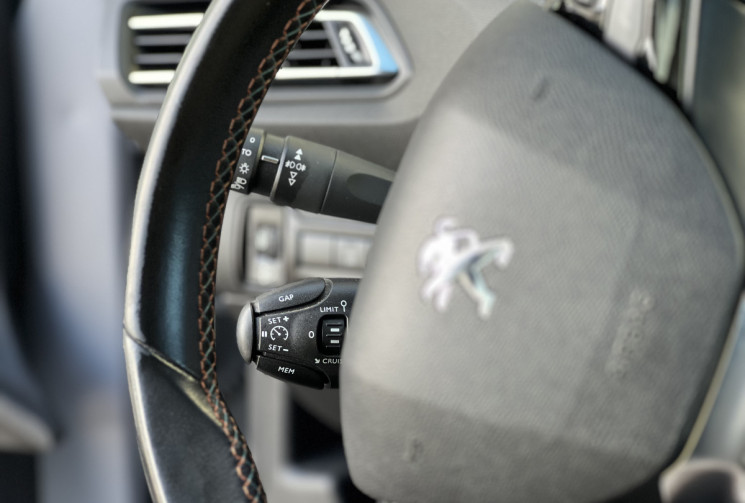 Peugeot 308 II (T9) 1.2 i GPF 130 CH TECH EDITION