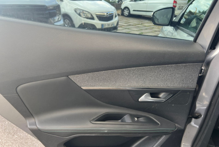 Peugeot 3008  II Phase 2 1.6 THP 16V 225 Hybrid e-EAT8 180 cv ALLURE