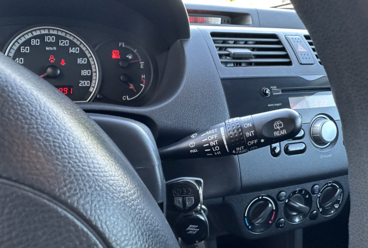 Suzuki Swift 2 II 1.3 VVT GLX 3P