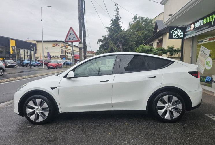 Tesla Model Y  Standard RWD 7900 km attelage origine 