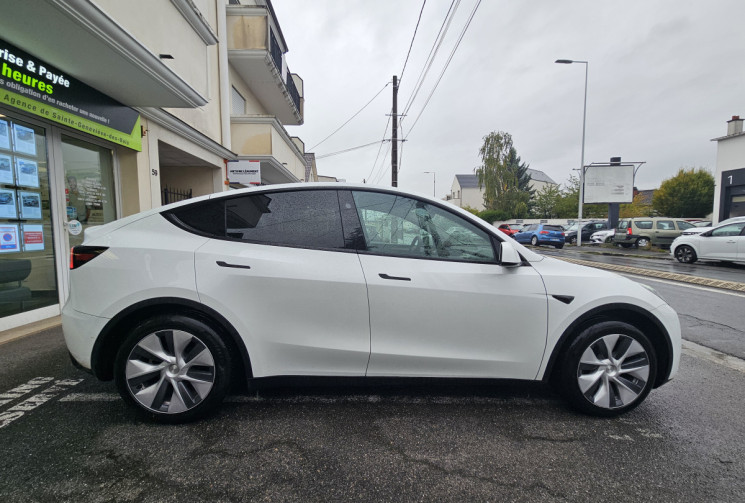 Tesla Model Y  Standard RWD 7900 km attelage origine 
