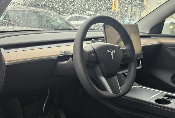 Tesla Model Y  Standard RWD 7900 km attelage origine 