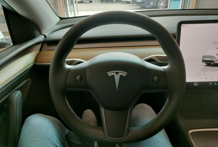 Tesla Model Y Long Range (grande autonomie) 347ch + Attelage + Wallbox + Autopilot 