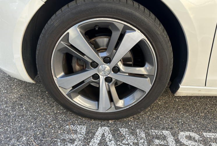 Peugeot 308 1.2 Puretech 130 ch Allure EAT6 5p / Courroie neuve chez Peugeot / Entretien à jour