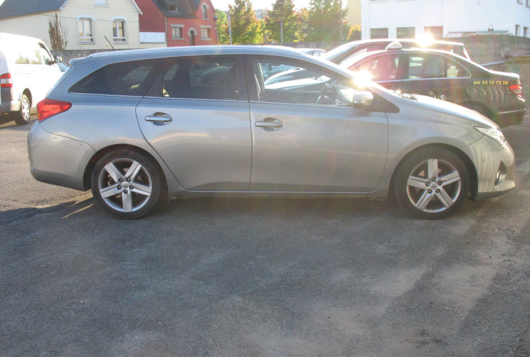 Toyota AURIS SW  (2) 124 D-4D Dynamic