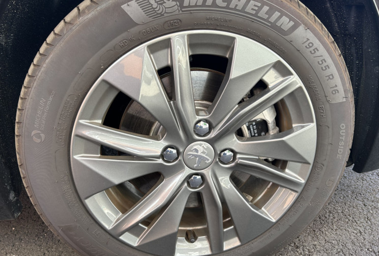 Peugeot 208 e- 136 cv Allure Etat neuf
