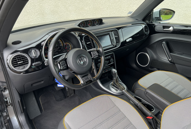 Volkswagen New Beetle II Phase 2 1.4 TSI DSG7 150 cv BVA DUNE