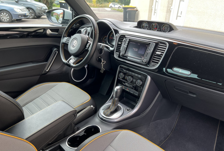 Volkswagen New Beetle II Phase 2 1.4 TSI DSG7 150 cv BVA DUNE