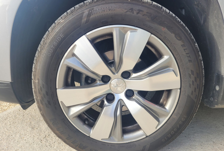 Peugeot 2008 1.2 PURETECH STYLE Peugeot 2008 1.2 PURETECH STYLE