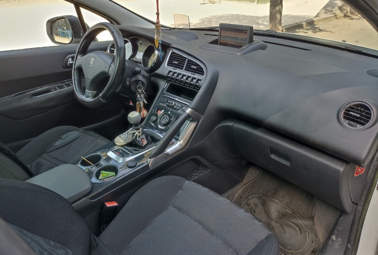 Peugeot 3008 1.6hdi 115ch Allure - Attelage - Toit pano - Tête haute - Distrib à jour.