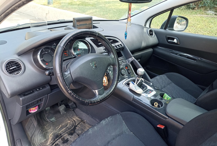 Peugeot 3008 1.6hdi 115ch Allure - Attelage - Toit pano - Tête haute - Distrib à jour.