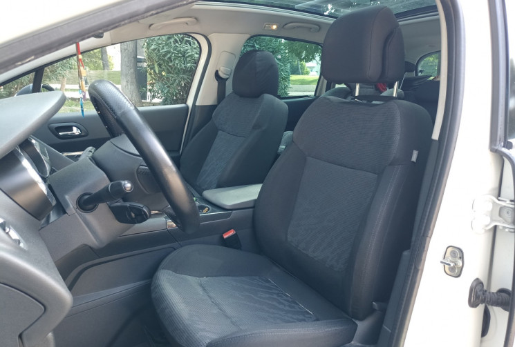Peugeot 3008 1.6hdi 115ch Allure - Attelage - Toit pano - Tête haute - Distrib à jour.