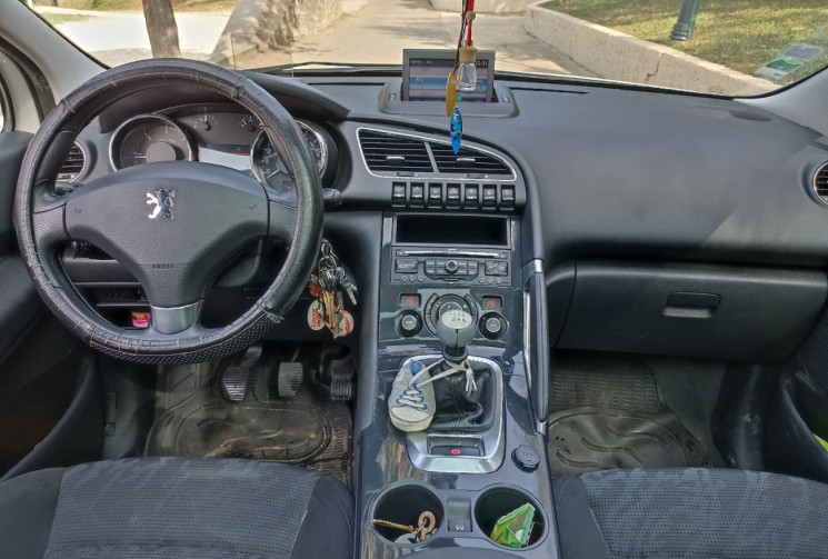 Peugeot 3008 1.6hdi 115ch Allure - Attelage - Toit pano - Tête haute - Distrib à jour.