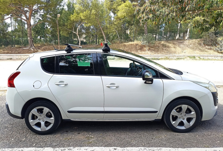 Peugeot 3008 1.6hdi 115ch Allure - Attelage - Toit pano - Tête haute - Distrib à jour.