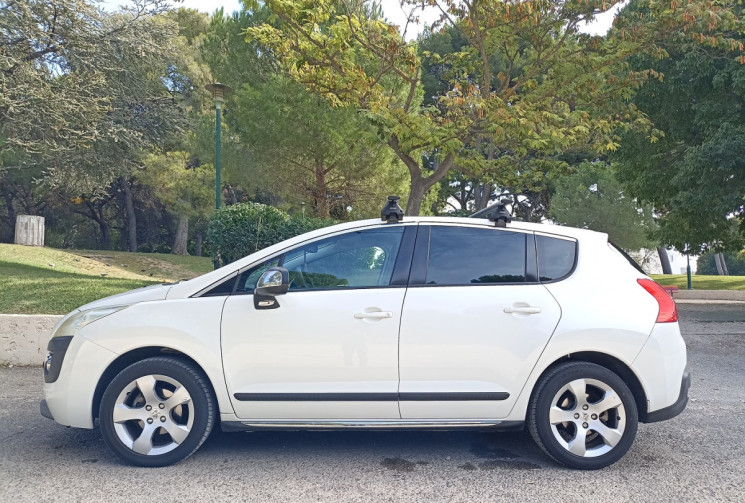 Peugeot 3008 1.6hdi 115ch Allure - Attelage - Toit pano - Tête haute - Distrib à jour.