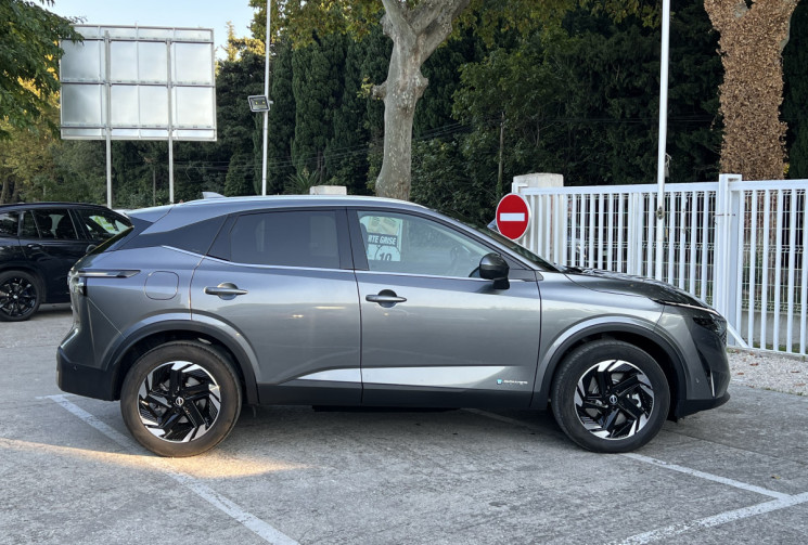 Nissan Qashqai e-POWER 190 N-Connecta / Seulement 2400 km / Contrat d'Entretien 3 ans / En Stock