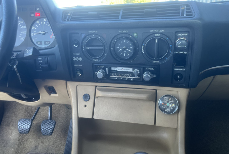 BMW SERIE 7 BMW 728 Carburateur – Édition rare de collection (1978 / immatriculée 1980)