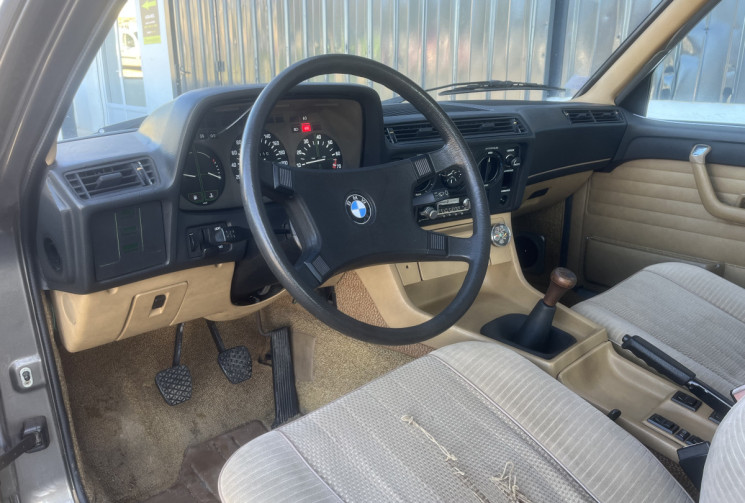 BMW SERIE 7 BMW 728 Carburateur – Édition rare de collection (1978 / immatriculée 1980)