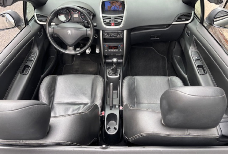 Peugeot 207 CC feline 1.6 HDi FAP 112 cv origine France / GPS / SIEGES CHAUFFANT / TEL /  ALARMA 