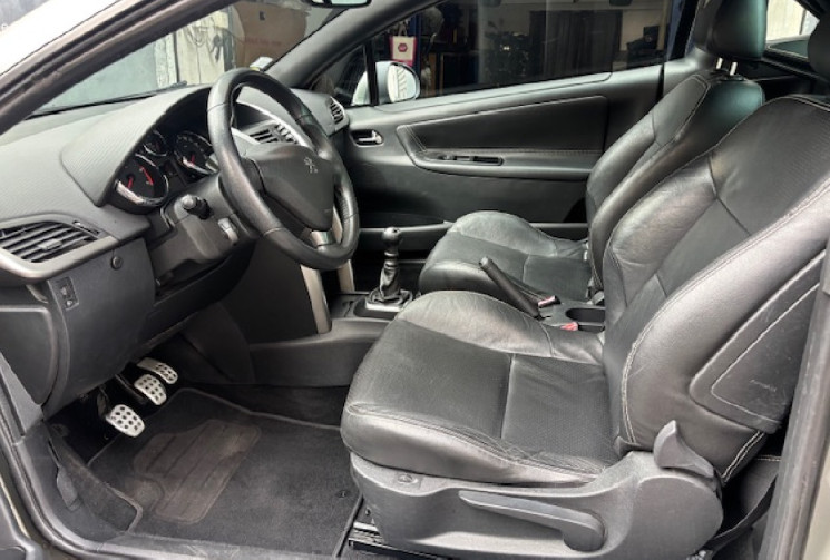 Peugeot 207 CC feline 1.6 HDi FAP 112 cv origine France / GPS / SIEGES CHAUFFANT / TEL /  ALARME