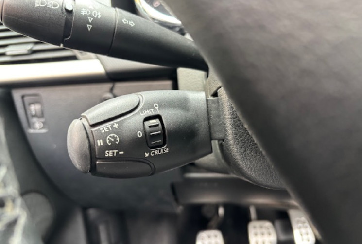 Peugeot 207 CC feline 1.6 HDi FAP 112 cv origine France / GPS / SIEGES CHAUFFANT / TEL /  ALARME