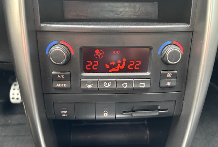 Peugeot 207 CC feline 1.6 HDi FAP 112 cv origine France / GPS / SIEGES CHAUFFANT / TEL /  ALARMA 