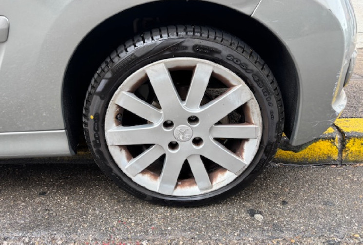 Peugeot 207 CC feline 1.6 HDi FAP 112 cv origine France / GPS / SIEGES CHAUFFANT / TEL /  ALARME