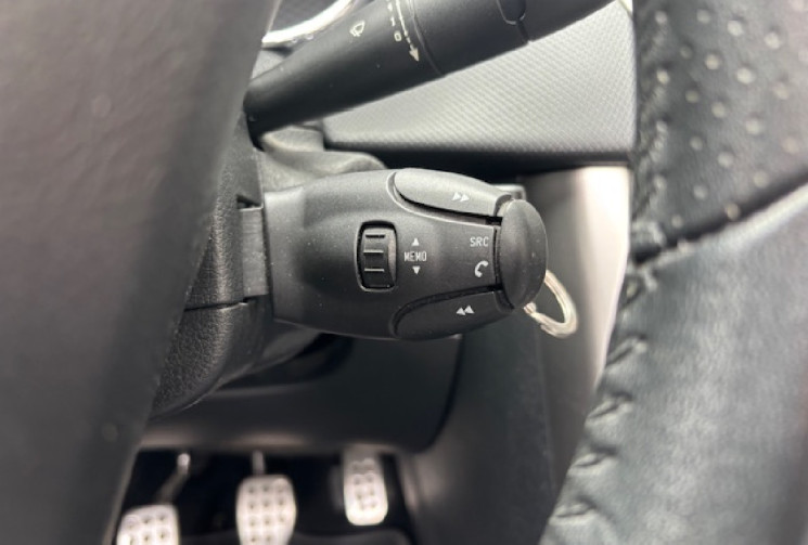 Peugeot 207 CC feline 1.6 HDi FAP 112 cv origine France / GPS / SIEGES CHAUFFANT / TEL /  ALARME