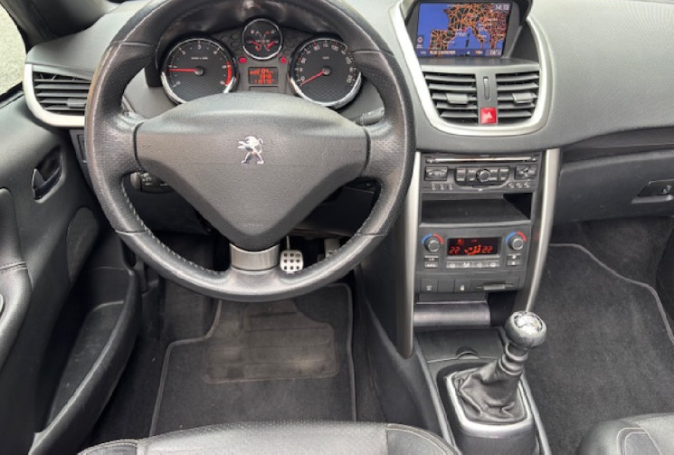 Peugeot 207 CC feline 1.6 HDi FAP 112 cv origine France / GPS / SIEGES CHAUFFANT / TEL /  ALARMA 